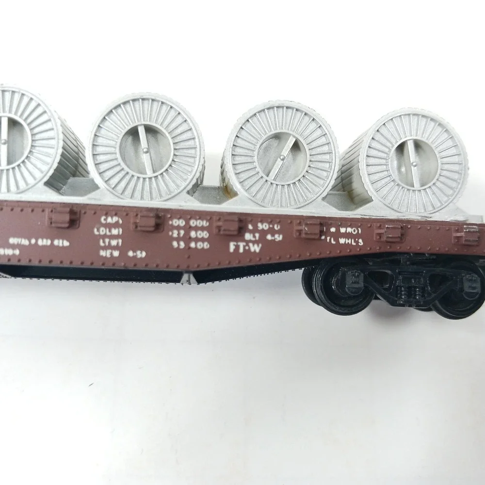 HO Scale Santa Fe ATSF 93302 Flat Car with 7 Cable Spool Loads Brown Railcar